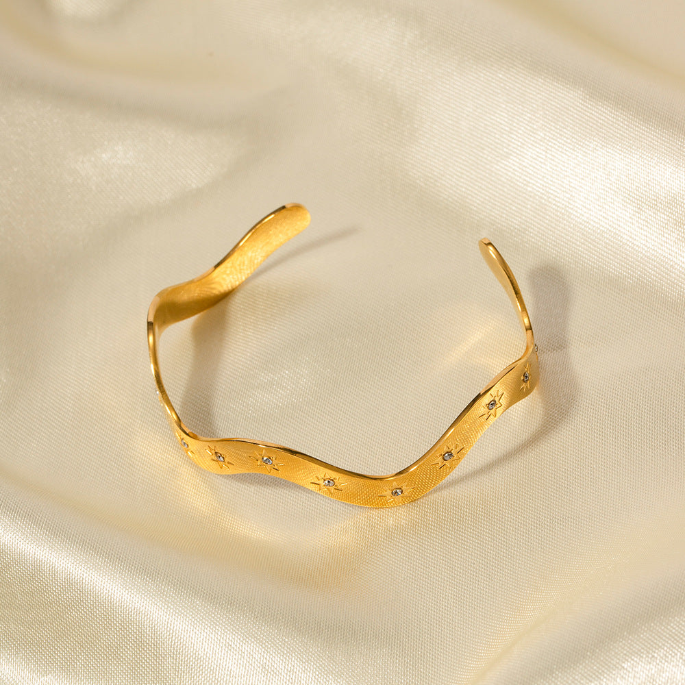 18K Gold Irregular Diamond-Set Luxury Bangle