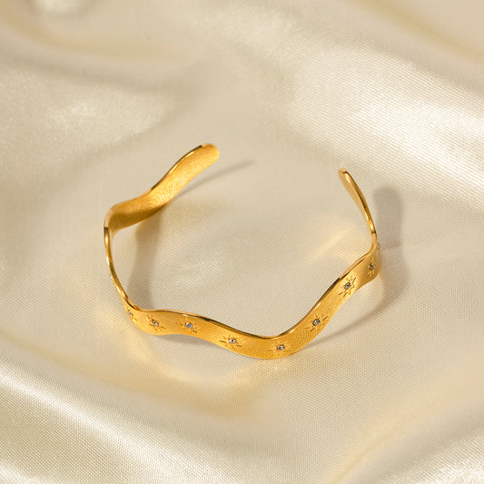 18K Gold Irregular Diamond-Set Luxury Bangle