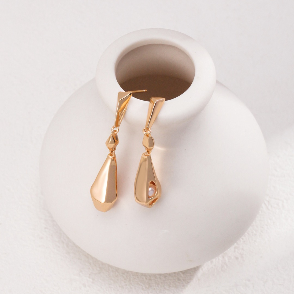 Aria Pearl Drop Earring